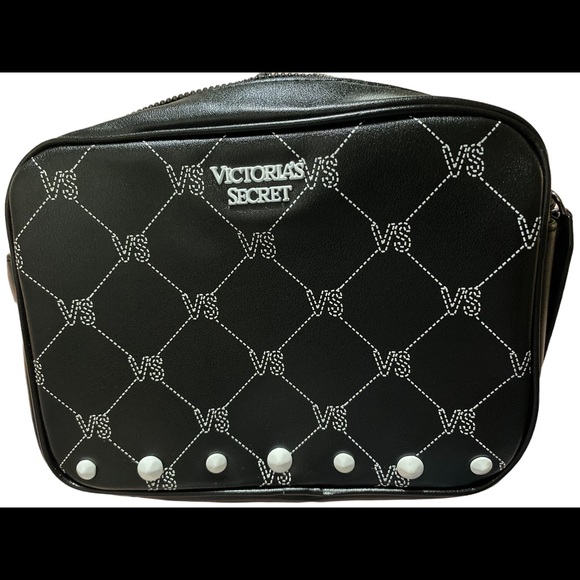 Victoria Secret purse can wear around your waist or shoulder - Picture 1 of 10
